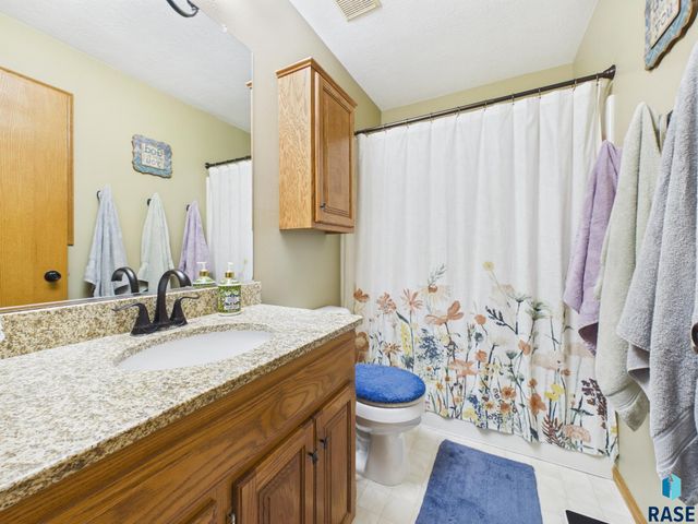 5936 S Lois Ln Lane, Sioux Falls, SD 57108