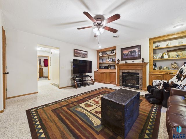 5936 S Lois Ln Lane, Sioux Falls, SD 57108