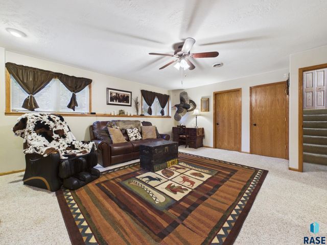 5936 S Lois Ln Lane, Sioux Falls, SD 57108