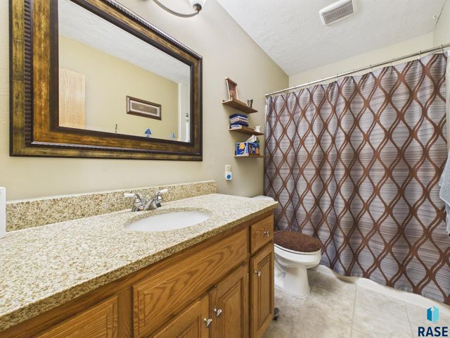 5936 S Lois Ln Lane, Sioux Falls, SD 57108