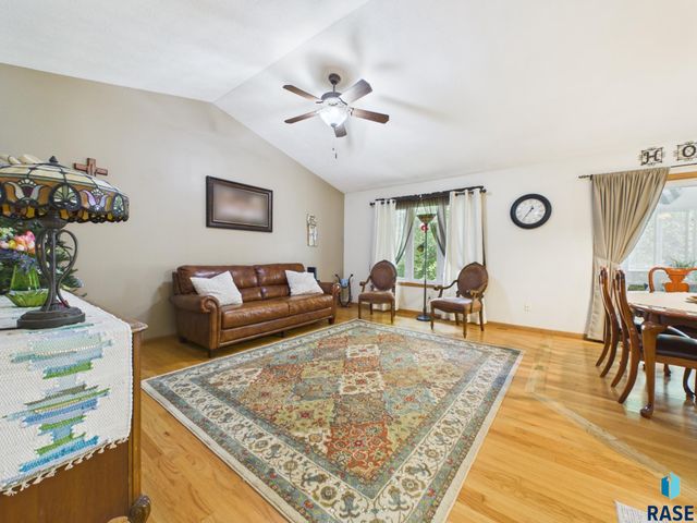 5936 S Lois Ln Lane, Sioux Falls, SD 57108