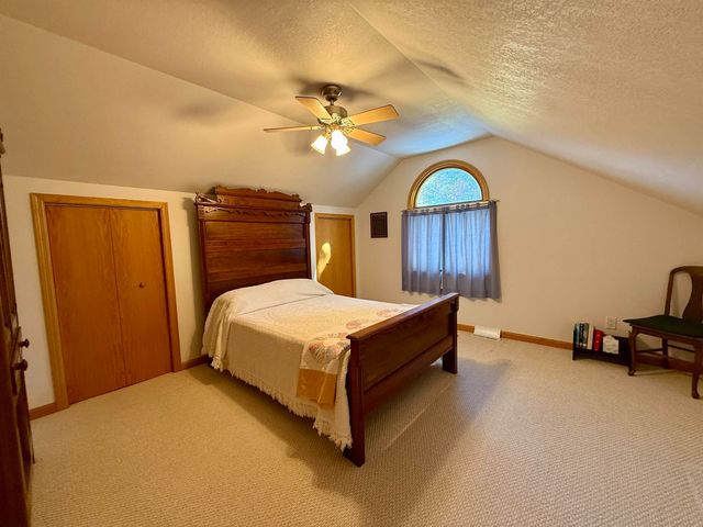 902 Blackhawk Street, Reinbeck, IA 50669