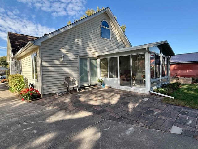 902 Blackhawk Street, Reinbeck, IA 50669