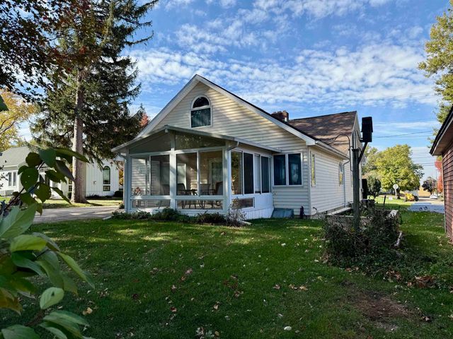 902 Blackhawk Street, Reinbeck, IA 50669