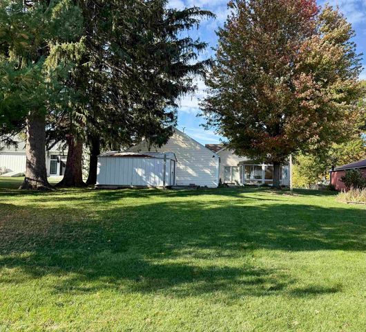 902 Blackhawk Street, Reinbeck, IA 50669