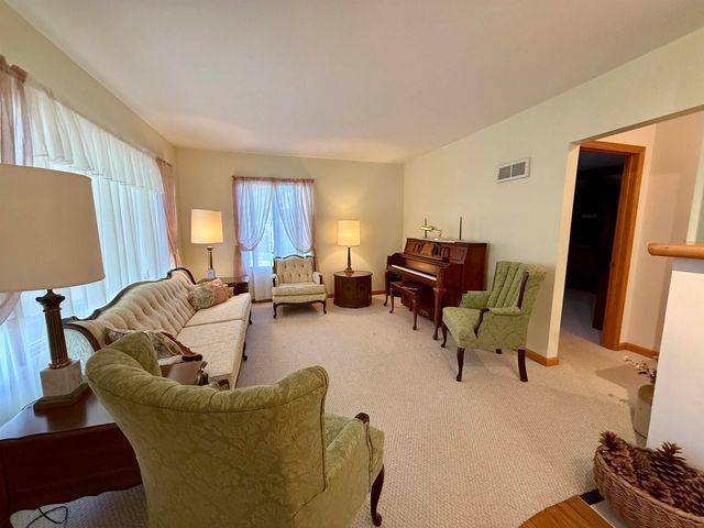 902 Blackhawk Street, Reinbeck, IA 50669