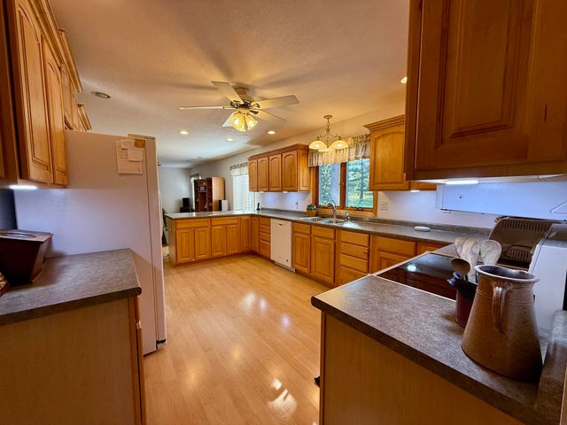 902 Blackhawk Street, Reinbeck, IA 50669