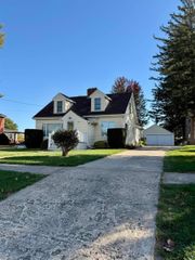 902 Blackhawk Street, Reinbeck, IA 50669