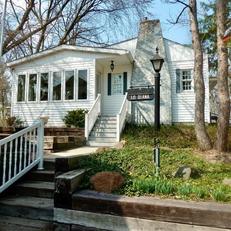 18 Diana Road, Ogden Dunes, IN 46368