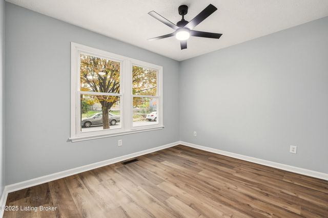 725 Speckert Ct, Louisville, KY 40203