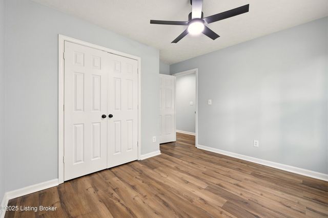 725 Speckert Ct, Louisville, KY 40203