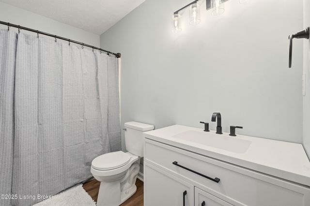 725 Speckert Ct, Louisville, KY 40203