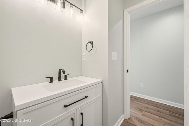 725 Speckert Ct, Louisville, KY 40203