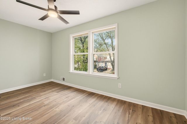 725 Speckert Ct, Louisville, KY 40203