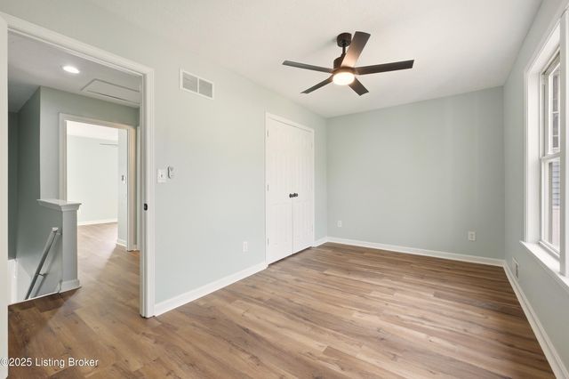 725 Speckert Ct, Louisville, KY 40203