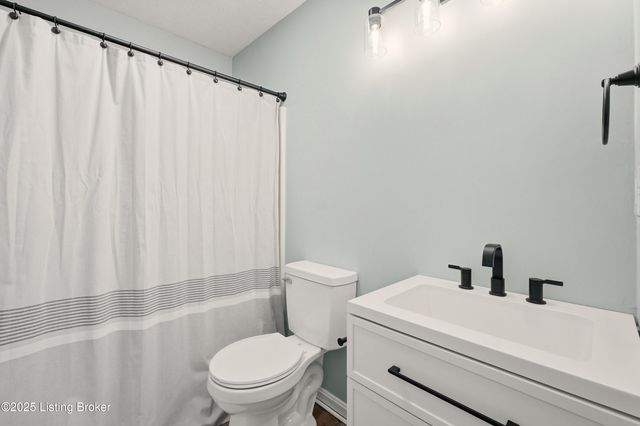 725 Speckert Ct, Louisville, KY 40203