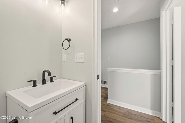 725 Speckert Ct, Louisville, KY 40203