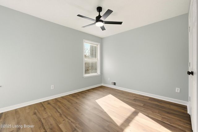 725 Speckert Ct, Louisville, KY 40203