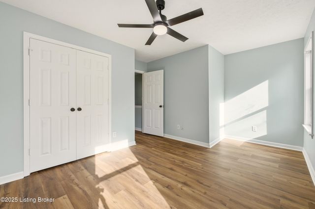 725 Speckert Ct, Louisville, KY 40203