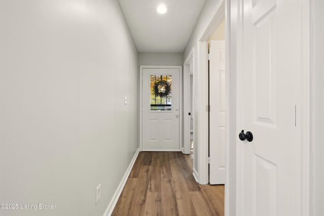 725 Speckert Ct, Louisville, KY 40203