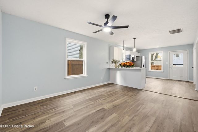 725 Speckert Ct, Louisville, KY 40203