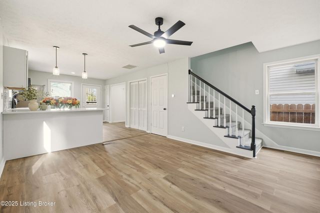 725 Speckert Ct, Louisville, KY 40203