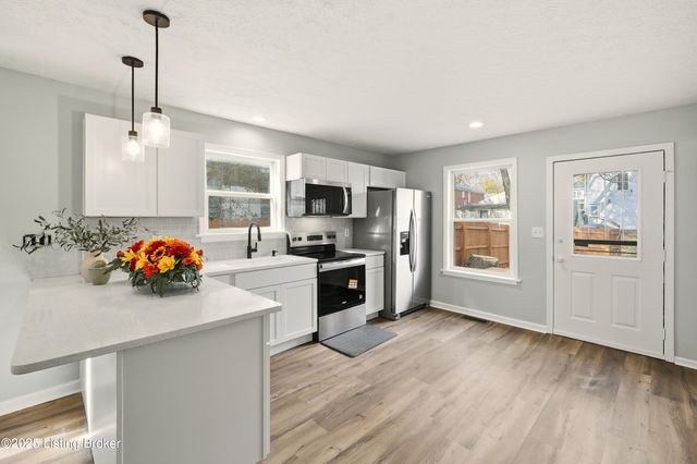 725 Speckert Ct, Louisville, KY 40203