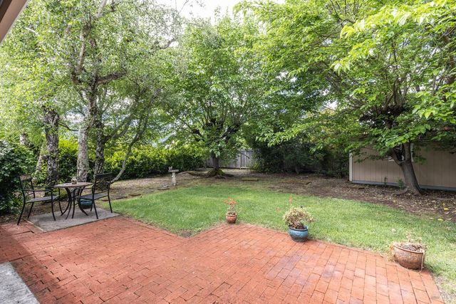 7121 Oak Leaf Dr, Santa Rosa, CA 95409