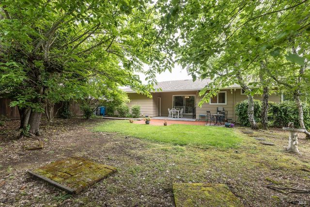 7121 Oak Leaf Dr, Santa Rosa, CA 95409