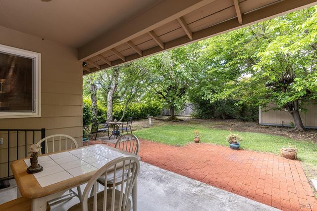 7121 Oak Leaf Dr, Santa Rosa, CA 95409