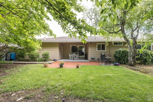 7121 Oak Leaf Dr, Santa Rosa, CA 95409