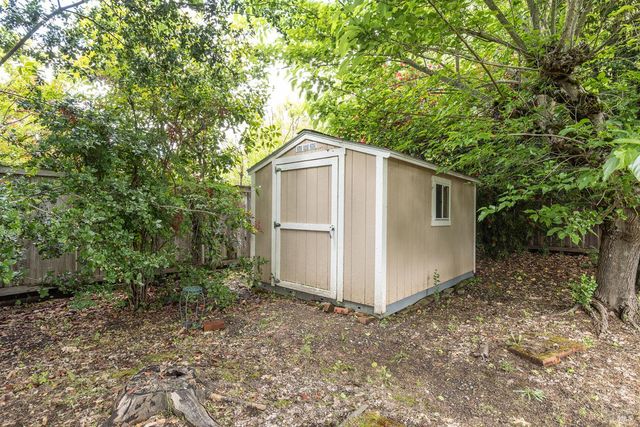 7121 Oak Leaf Dr, Santa Rosa, CA 95409