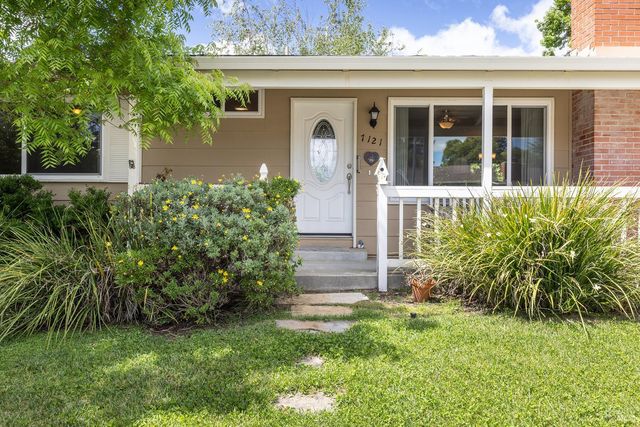 7121 Oak Leaf Dr, Santa Rosa, CA 95409