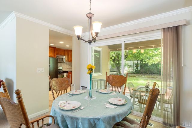 7121 Oak Leaf Dr, Santa Rosa, CA 95409