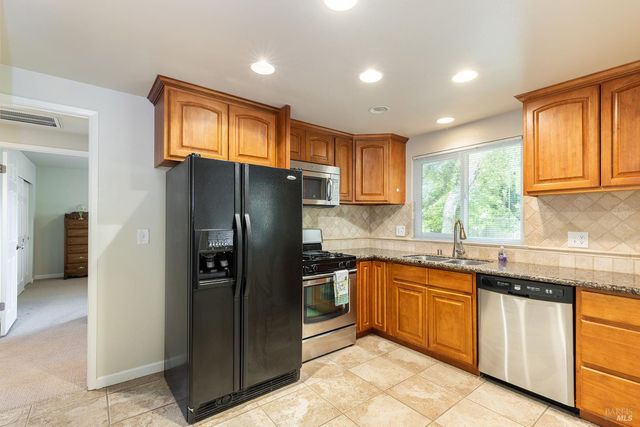 7121 Oak Leaf Dr, Santa Rosa, CA 95409