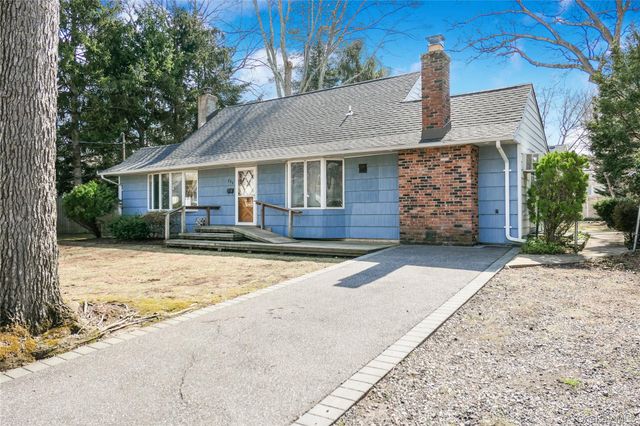 204 E 19th Street, Huntington Station, NY 11746