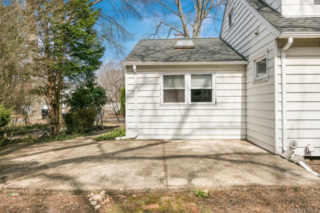 204 E 19th Street, Huntington Station, NY 11746