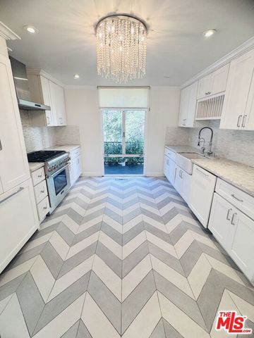 936 Chantilly Road, Los Angeles, CA 90077