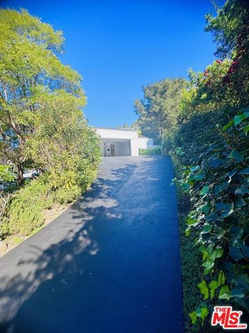 936 Chantilly Road, Los Angeles, CA 90077