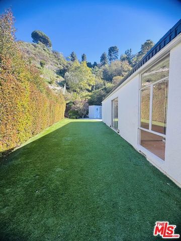 936 Chantilly Road, Los Angeles, CA 90077