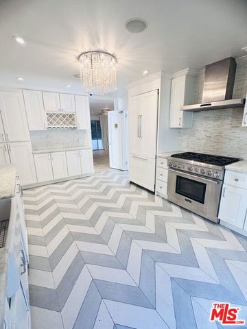 936 Chantilly Road, Los Angeles, CA 90077