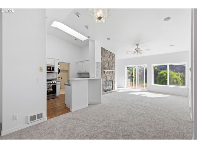 730 N 9TH St, Harrisburg, OR 97446