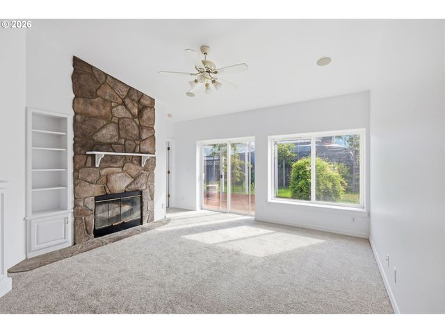 730 N 9TH St, Harrisburg, OR 97446