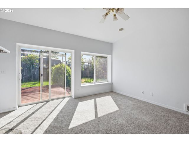 730 N 9TH St, Harrisburg, OR 97446