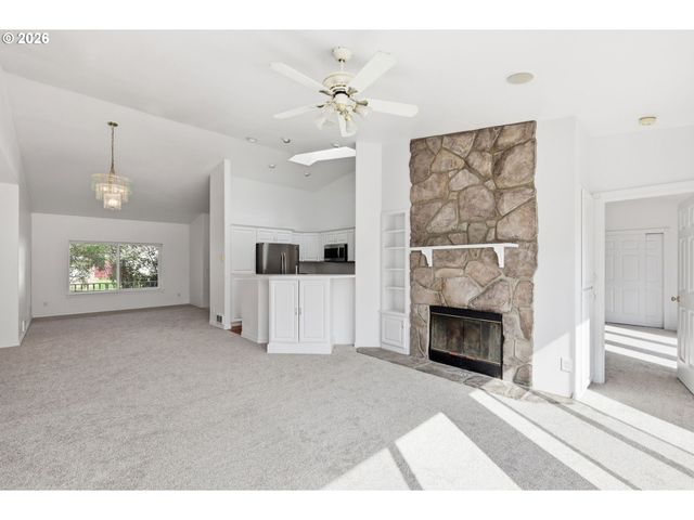 730 N 9TH St, Harrisburg, OR 97446