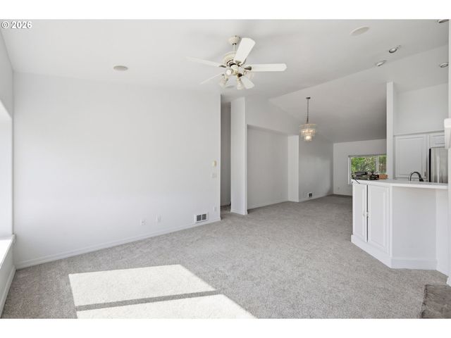 730 N 9TH St, Harrisburg, OR 97446