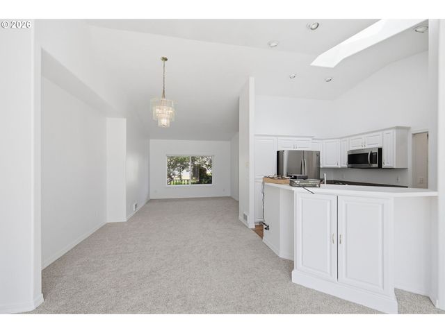 730 N 9TH St, Harrisburg, OR 97446