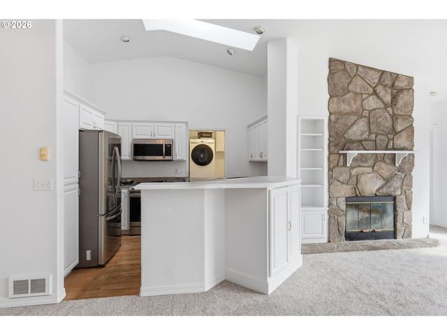 730 N 9TH St, Harrisburg, OR 97446