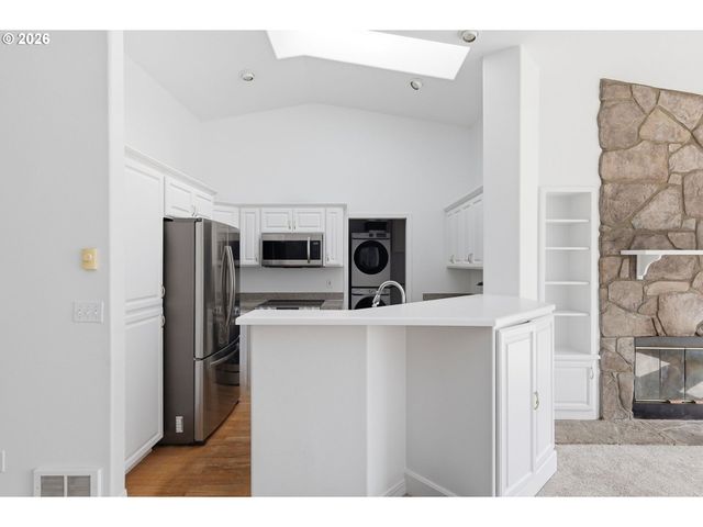 730 N 9TH St, Harrisburg, OR 97446