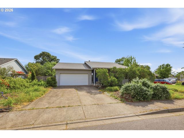 730 N 9TH St, Harrisburg, OR 97446